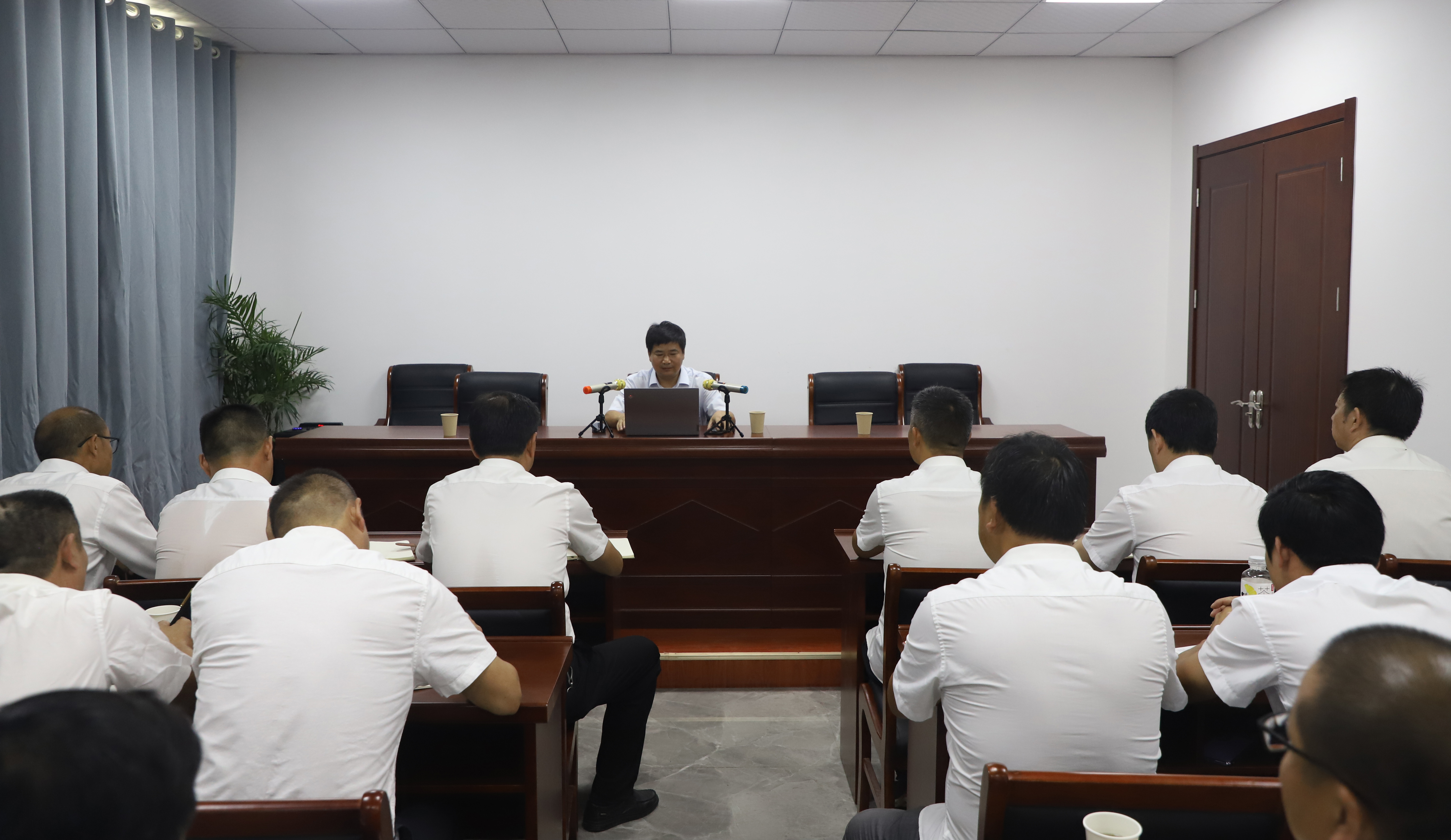 公司黨委書記章紹山深入車間上專題黨課